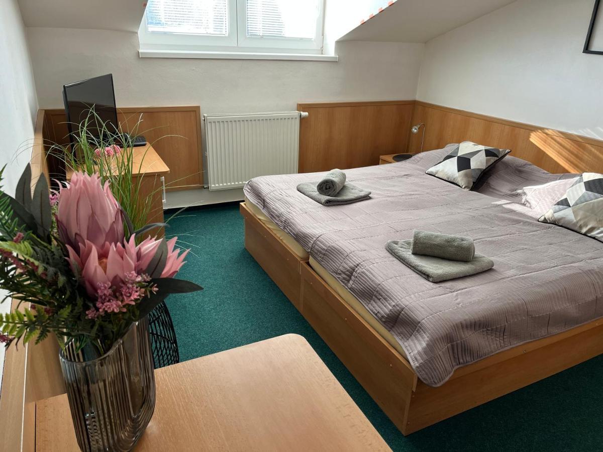 Hotel Kras Roznava Luaran gambar