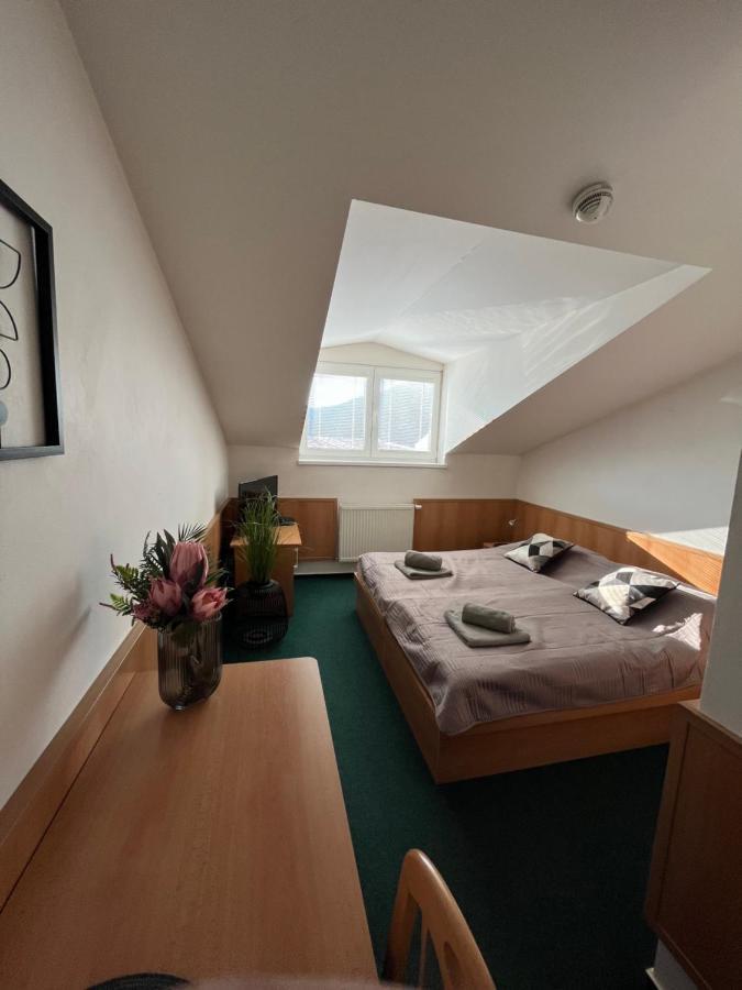 Hotel Kras Roznava Luaran gambar