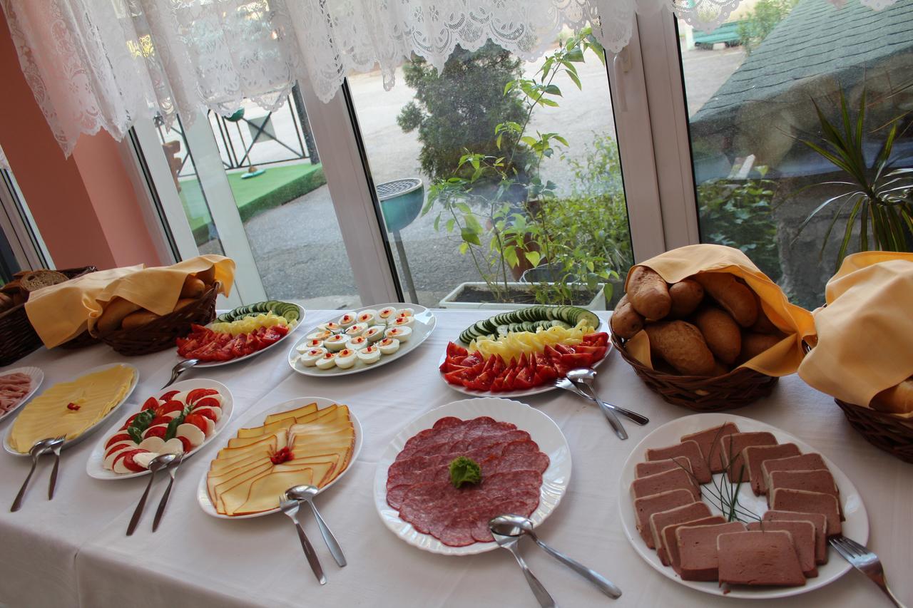 Hotel Kras Roznava Luaran gambar