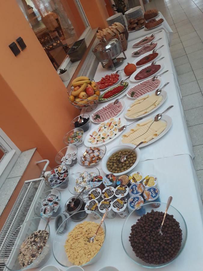 Hotel Kras Roznava Luaran gambar