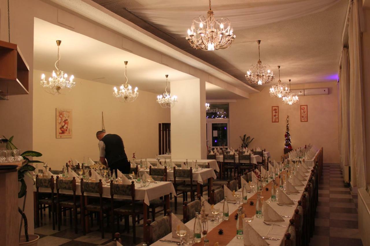 Hotel Kras Roznava Luaran gambar
